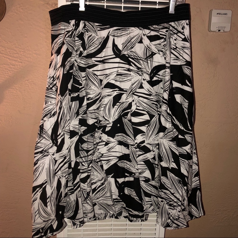 Roz & Ali black and white floral circle skirt